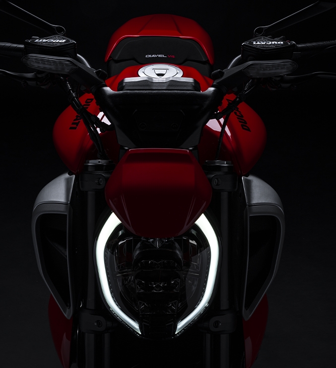 Ducati-Diavel-V4-MY23-overview-carousel-img-txt-677x740-04