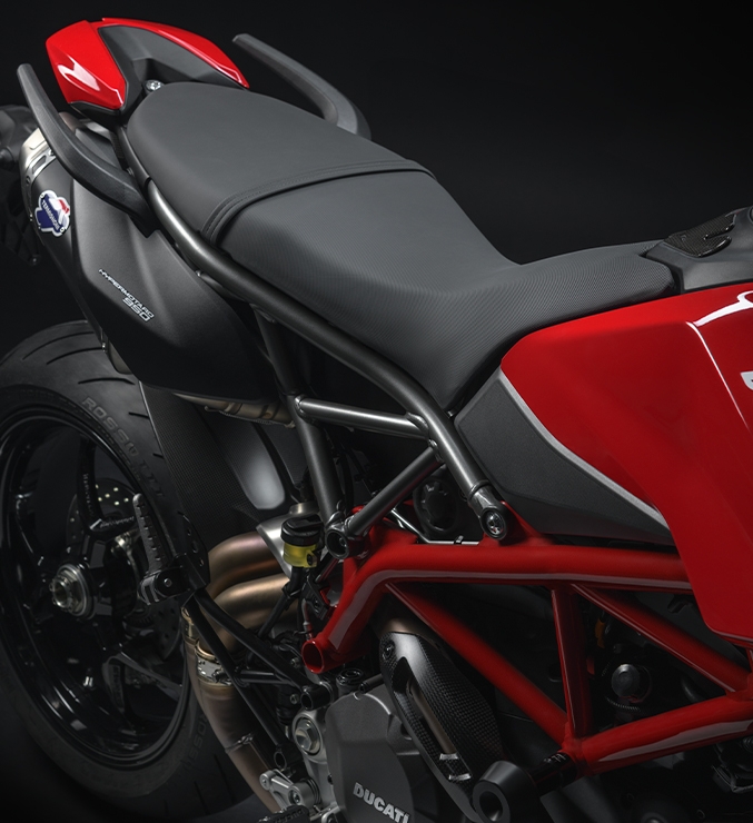 Ducati-Hypermotard-950-MY24-overview-carousel-imgtxt-677x740-02