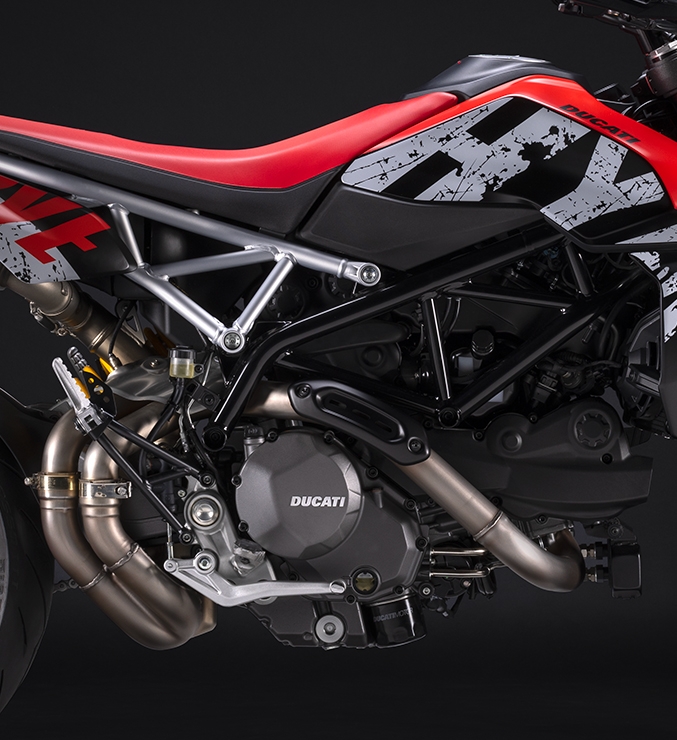 Ducati-Hypermotard-950-RVE-MY24-overview-carousel-imgtxt-677x740-02