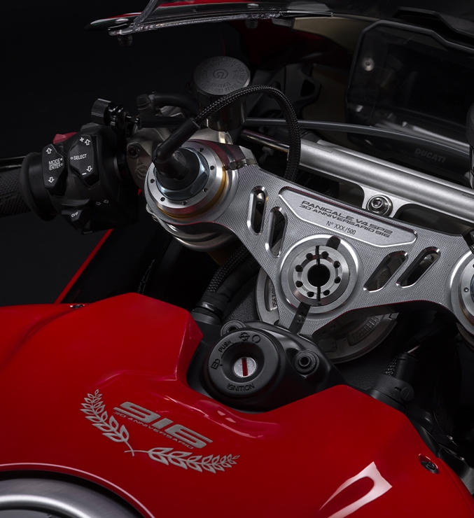 Ducati-Panigale-V4-SP2-30-anniversario-916-DWP24-Overview-carousel-imgtxt-677x740-02