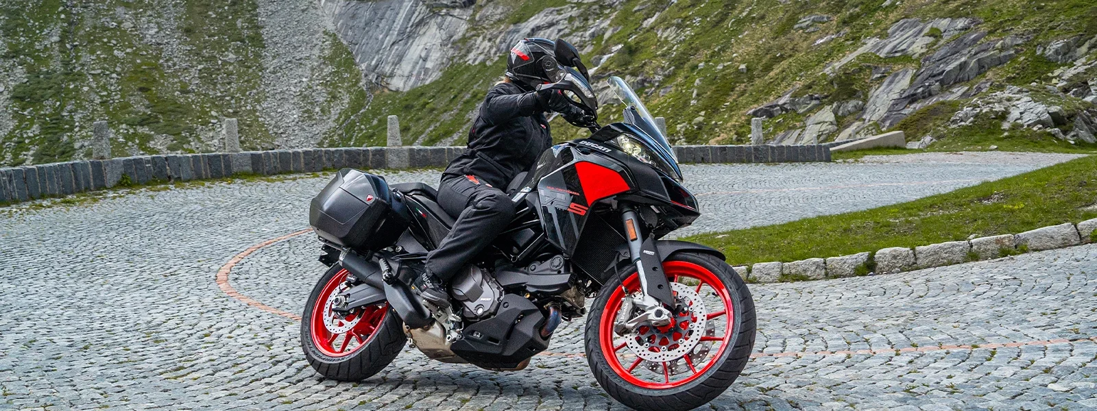 Ducati-Multistrada-V2-overview-hero-short-1600x1000
